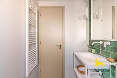 Sunlit 2BDR Family APT, Near Sea & City Center! Apartment in Kallithea