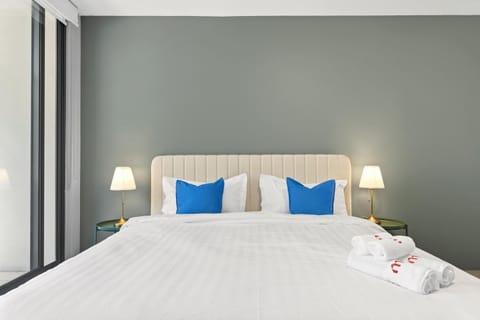 Bed, Photo of the whole room, towels