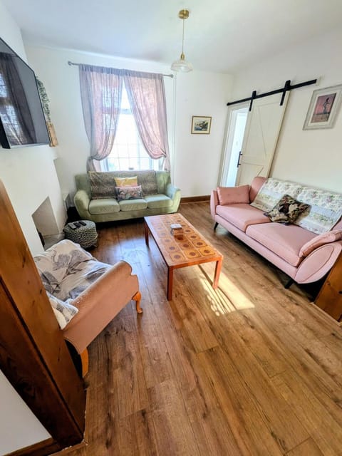 TV and multimedia, Living room, Photo of the whole room, Seating area