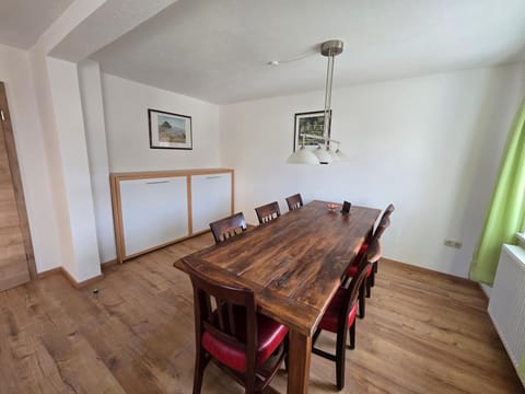 Seating area, Dining area