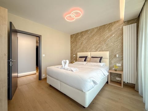 Photo of the whole room, Bedroom, towels