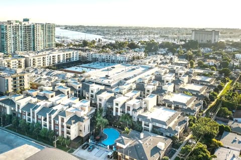Property building, Balcony/Terrace, City view, Sea view, Street view, Location