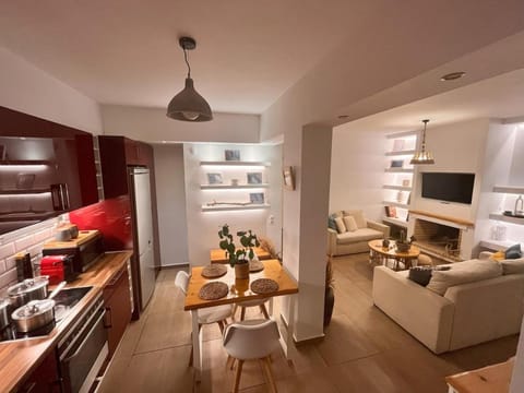 Kitchen or kitchenette, Seating area, Dining area