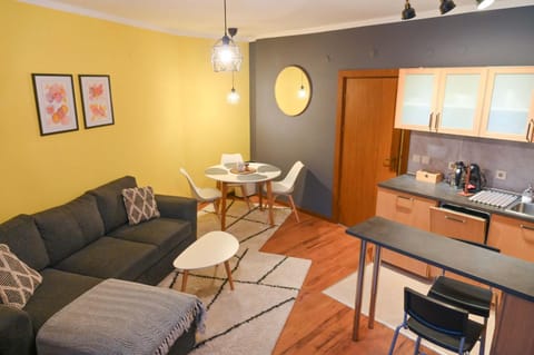 Kitchen or kitchenette, Living room, Seating area, Dining area