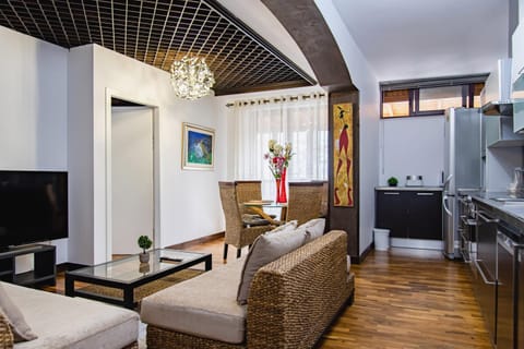 TV and multimedia, Kitchen or kitchenette, Living room, Seating area, Dining area, Evening entertainment, oven