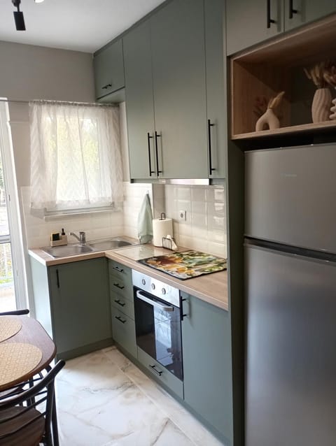 Kitchen or kitchenette, Dining area, stove