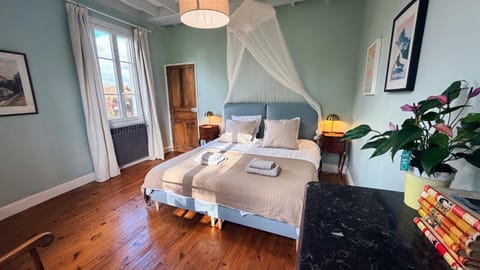 Bed, Photo of the whole room, towels
