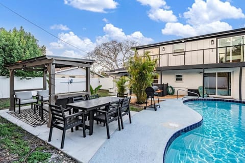 Heated Pool & Game Room Pet Friendly Near Stadium & Airport House in Egypt Lake-Leto