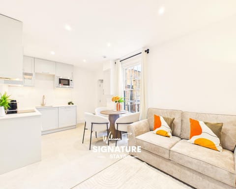 Kitchen or kitchenette, Living room, Seating area, Dining area