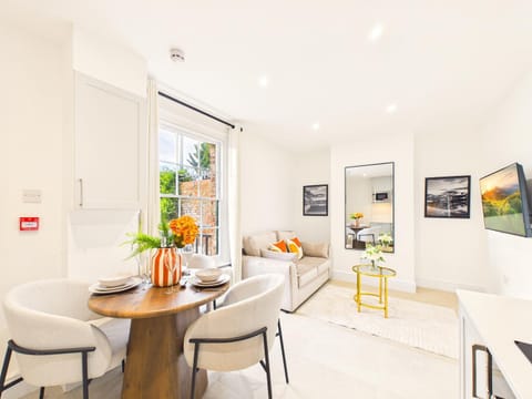 TV and multimedia, Kitchen or kitchenette, Living room, Seating area, Dining area