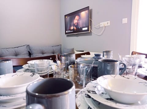 TV and multimedia, Living room, Seating area, Dining area