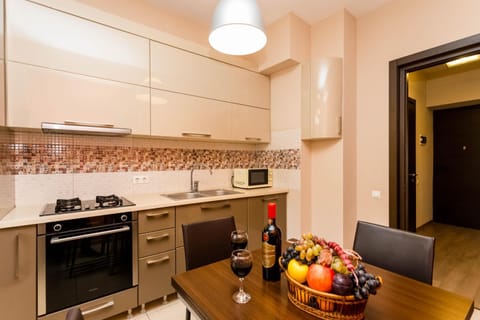 Coffee/tea facilities, Kitchen or kitchenette, Food and drinks, Dining area, Food, dishwasher, minibar, oven, stove, toaster
