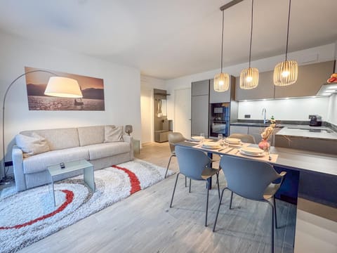 Kitchen or kitchenette, Living room, Seating area, Dining area, stove