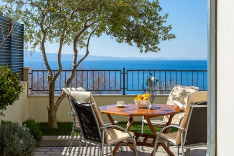 View (from property/room), Dining area, Sea view