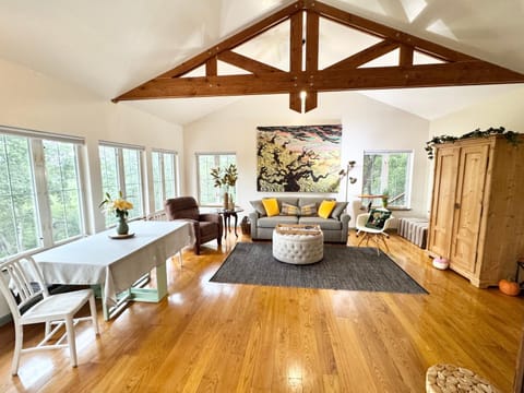 View (from property/room), View (from property/room), Living room, Seating area, Dining area, Mountain view, Entertainment, soundproof