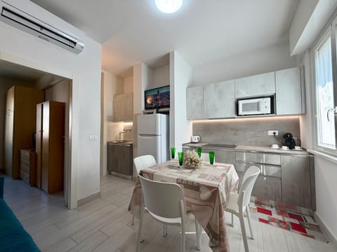 Property building, Kitchen or kitchenette, Living room, Seating area, Dining area, stove, air conditioner