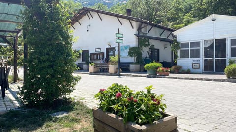 Property building, Restaurant/places to eat