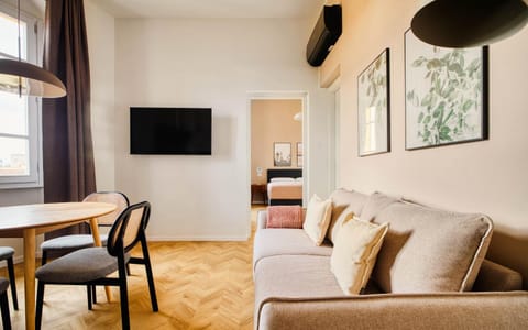 TV and multimedia, Seating area, Dining area