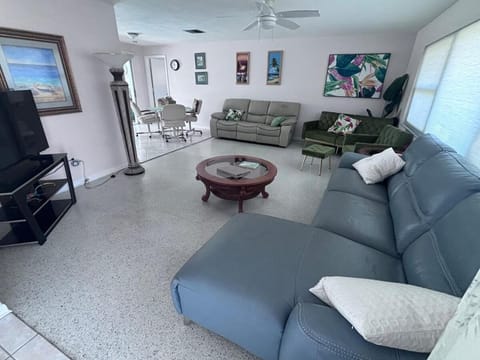 Poolside Paradise, 2 Sunny Miles to the IRB Beach House in Largo