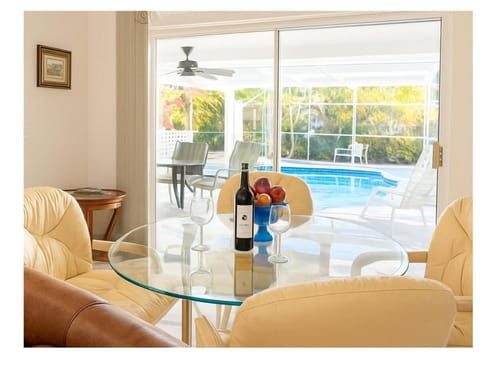 Poolside Paradise, 2 Sunny Miles to the IRB Beach House in Largo