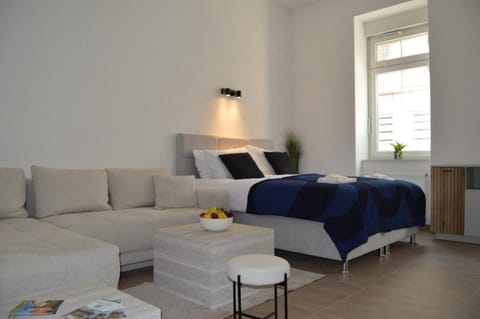 Bed, Living room, Photo of the whole room, Seating area
