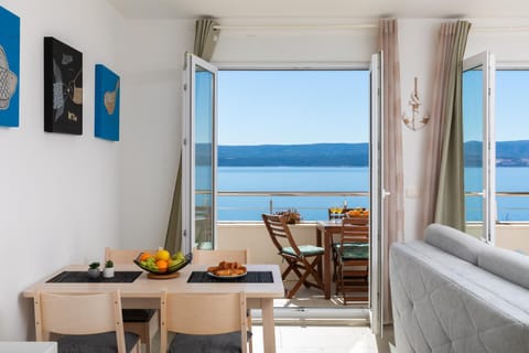 Natural landscape, View (from property/room), Balcony/Terrace, Living room, Food and drinks, Decorative detail, Seating area, Dining area, Food, Sea view