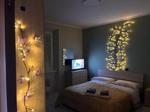 Bed, TV and multimedia, Photo of the whole room, Evening entertainment, Bedroom