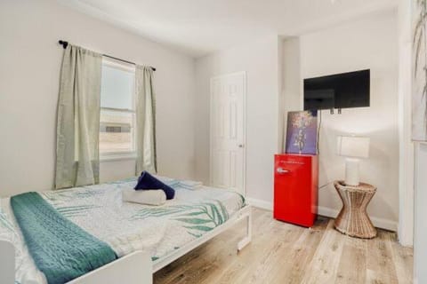 Bed, TV and multimedia, Bedroom