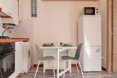 Kitchen or kitchenette, Dining area, oven, stove