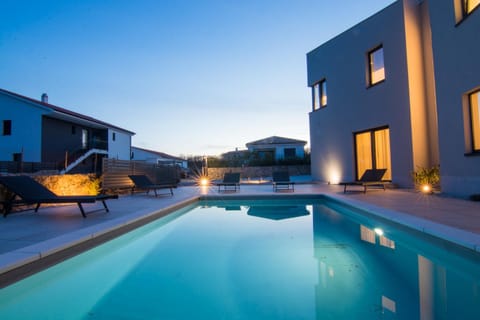 Balcony/Terrace, Swimming pool, sunbed