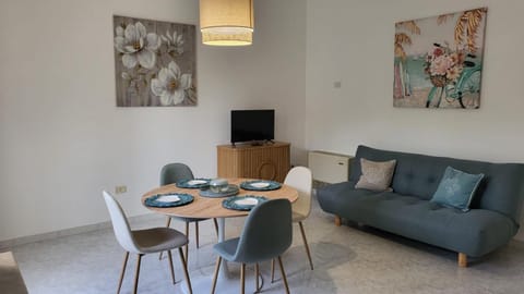 TV and multimedia, Living room, Seating area, Dining area