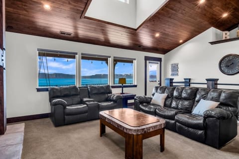 Comfort, Convenience, and Room for the Whole Crew House in Garden City