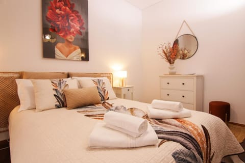 Bed, Bedroom, towels