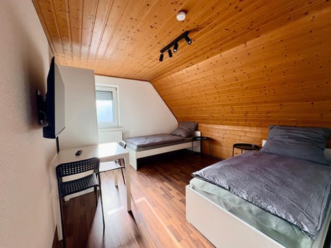 Bed, TV and multimedia, Photo of the whole room, Bedroom