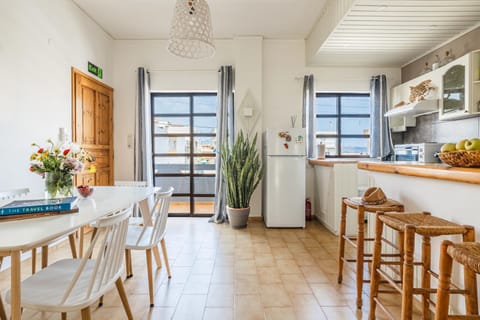 Kitchen or kitchenette, Living room, Food and drinks, Seating area, Dining area, Food, minibar
