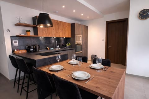 Coffee/tea facilities, Kitchen or kitchenette, Dining area, stove