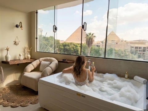 Bed, People, Natural landscape, Hot Tub, Photo of the whole room, Bedroom, Mountain view, group of guests, Bath, towels