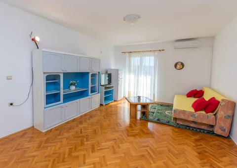 TV and multimedia, Living room, Seating area, wardrobe