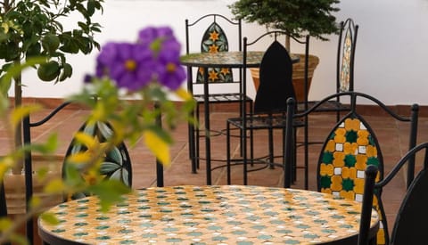 Restaurant/places to eat, Balcony/Terrace