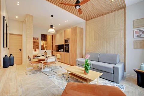 TV and multimedia, Kitchen or kitchenette, Living room, Seating area, Dining area, stove