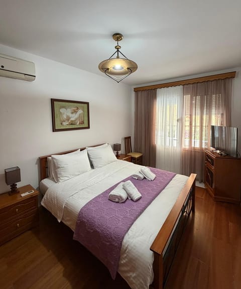 Bed, TV and multimedia, Photo of the whole room, Bedroom, towels, air conditioner
