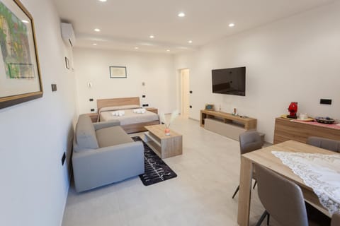 Communal lounge/ TV room, Bed, TV and multimedia, Living room, Photo of the whole room, Bedroom