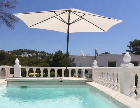 Patio, Day, sunbed