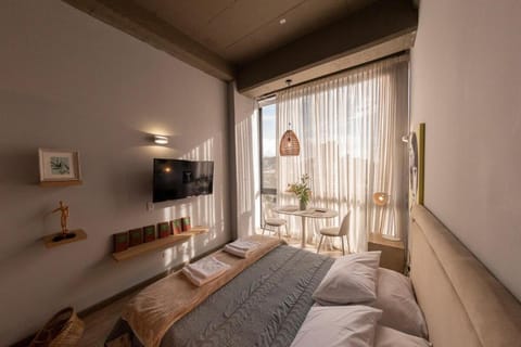 Bed, TV and multimedia, Photo of the whole room, Seating area, Bedroom
