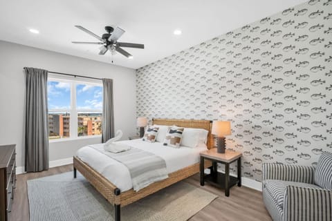 Oceanview Rooftop Hot Tub 1 Block to Beach House in Treasure Island