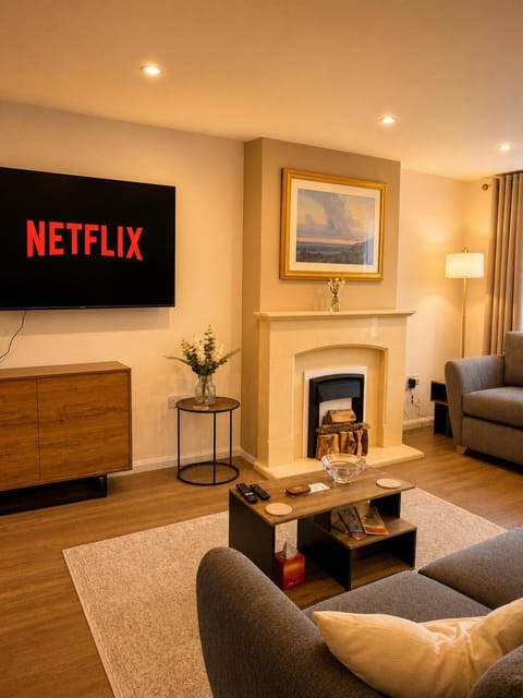 Communal lounge/ TV room, TV and multimedia, Living room, Seating area