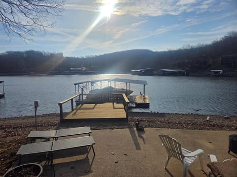 Shady Valley Lakefront Cottage House in Sunrise Beach