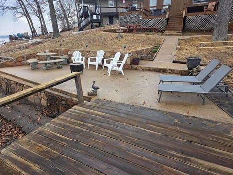 Shady Valley Lakefront Cottage House in Sunrise Beach