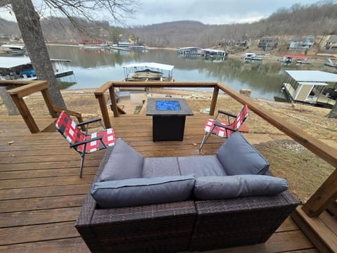 Shady Valley Lakefront Cottage House in Sunrise Beach