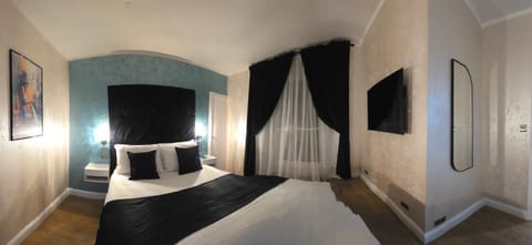 Bed, TV and multimedia, Photo of the whole room, Bedroom